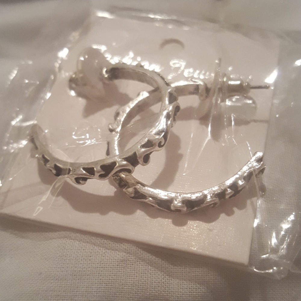 Sterling silver hoop earings never worn