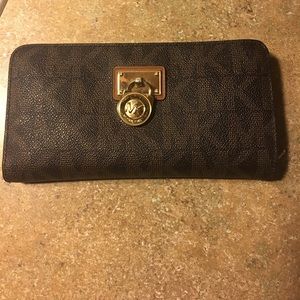 SOLD 🛑Authentic Michael Kors LOGO Wallet🛑