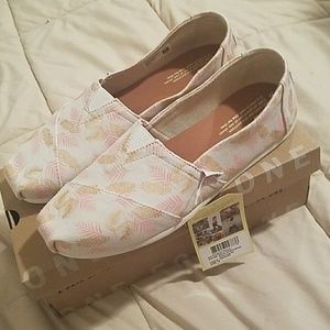 Brand new toms with tags!