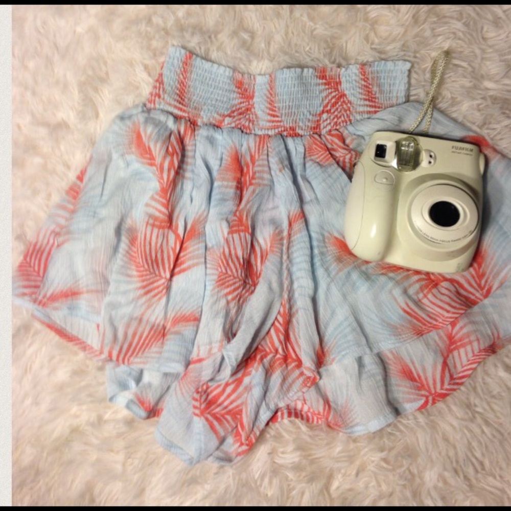 Hawaiian ruffly shorts, stretchy waistband