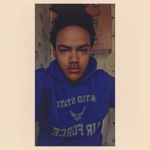 Meet your Posher, Deondre