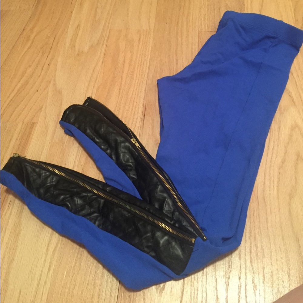Rune, blue leggings