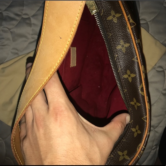 🚫SOLD🚫CLASSIC LOUIS VUITTON WOMENS BAG. - Picture 3 of 3