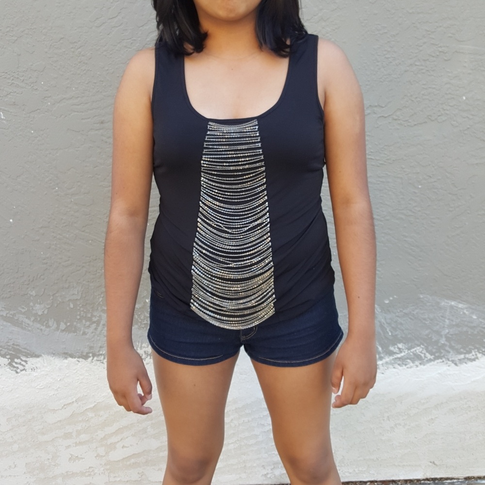 BLACK TOP WITH CHAIN DETAILS