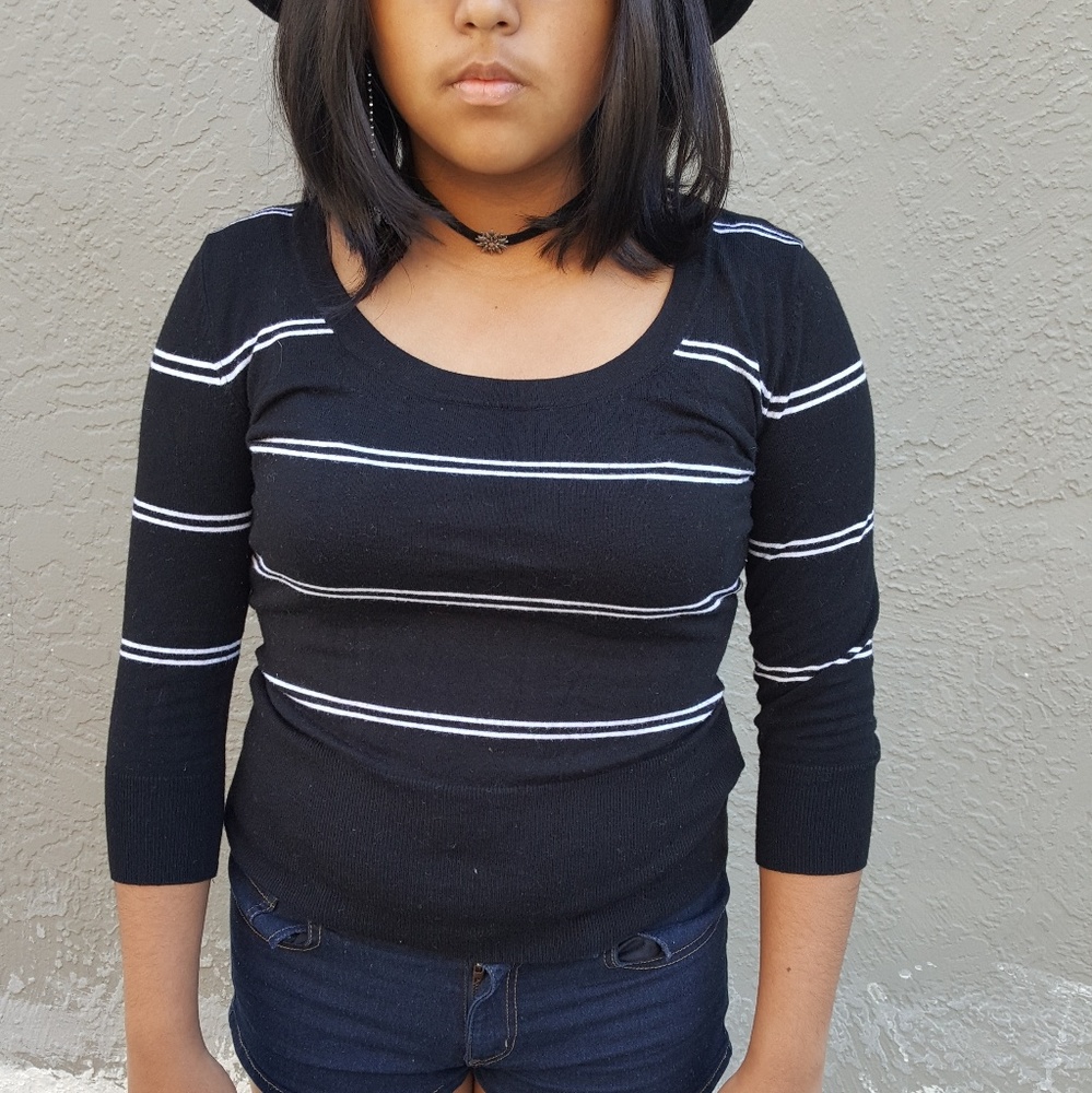 BLACK AND WHITE STRIPPED SWEATER