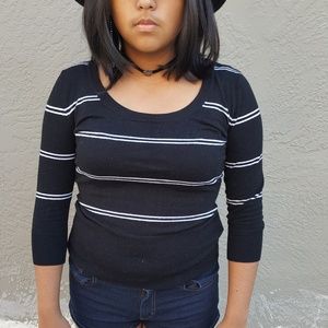 BLACK AND WHITE STRIPPED SWEATER