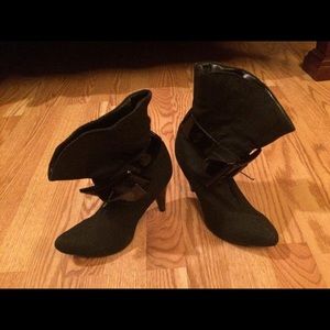 Size 6.5 Jessica Simpson heeled boots.
