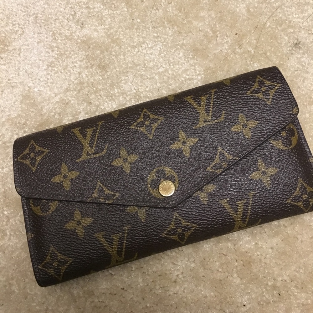 Authentic Louis Vuitton Sarah Wallet!