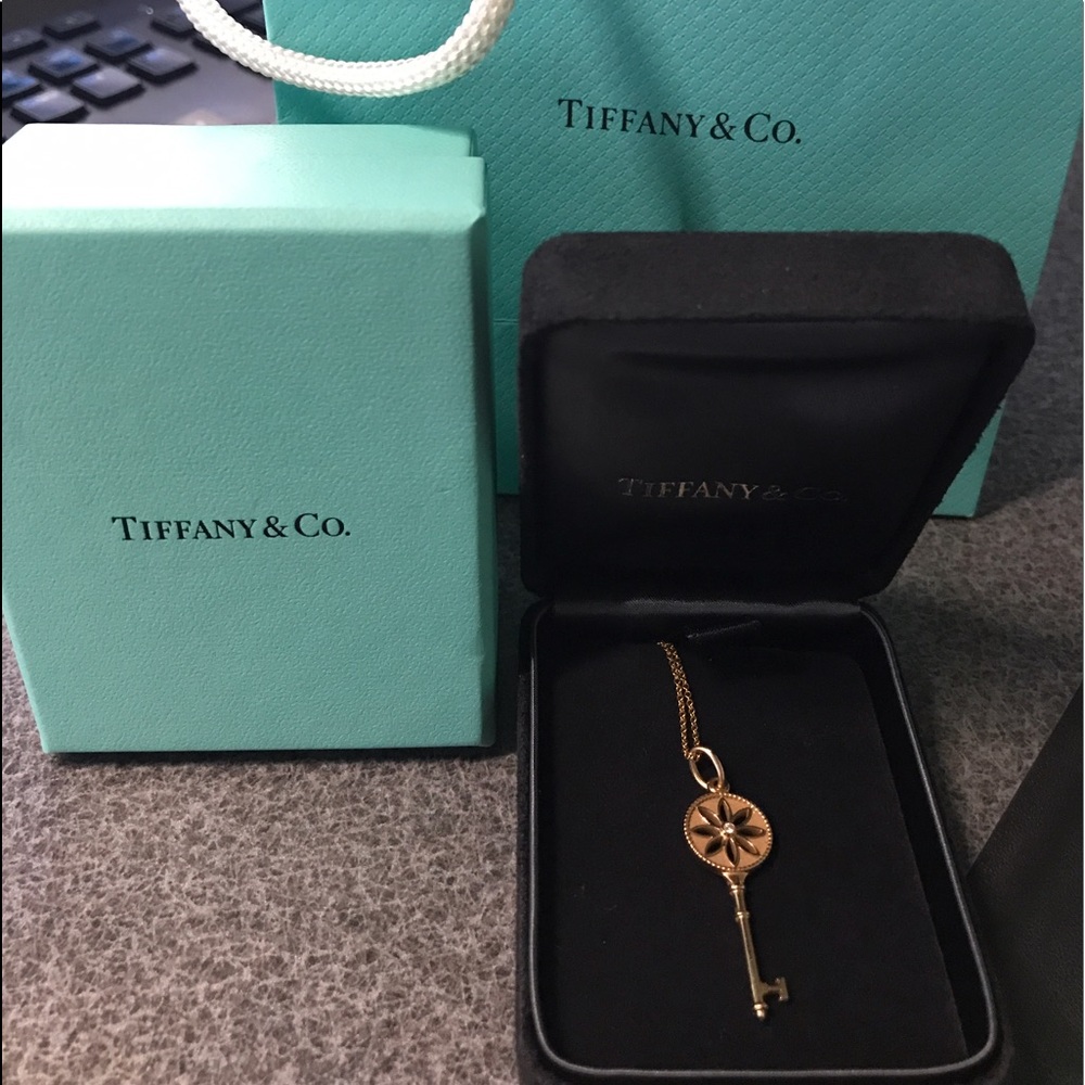 Rose gold 18k Tiffany & Co daisy key pendant