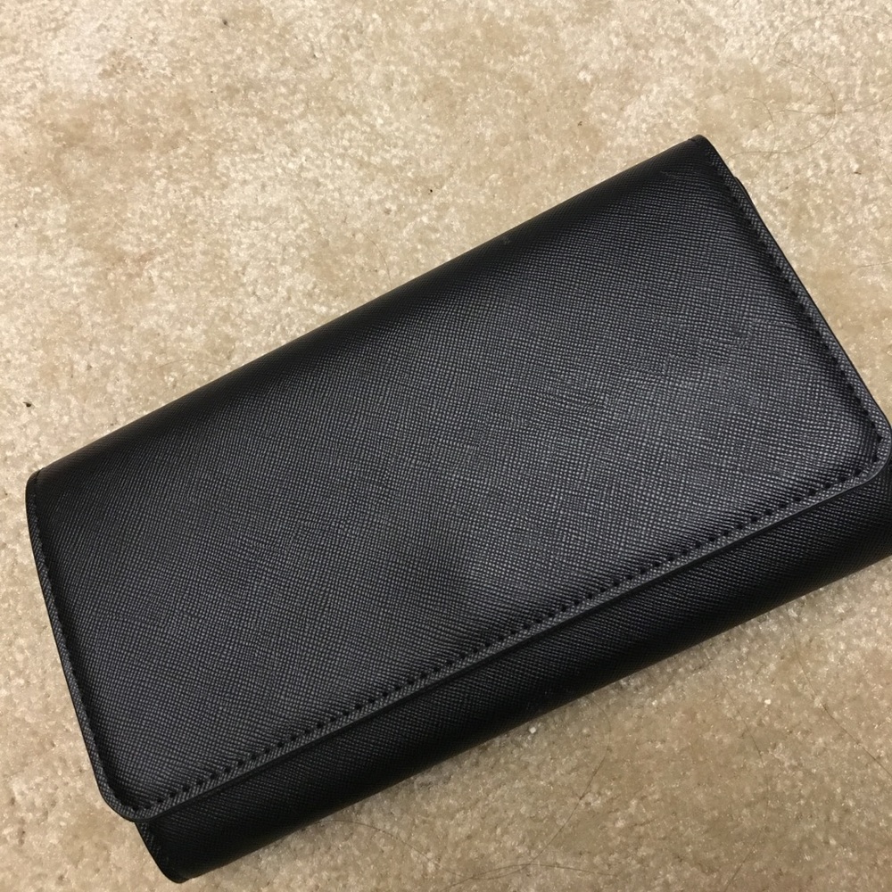 Black clutch