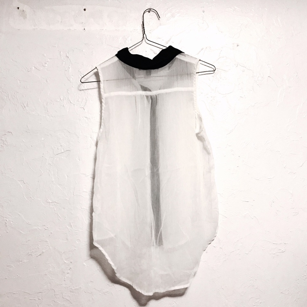 Sleeveless Collared Button Down - Picture 3 of 4