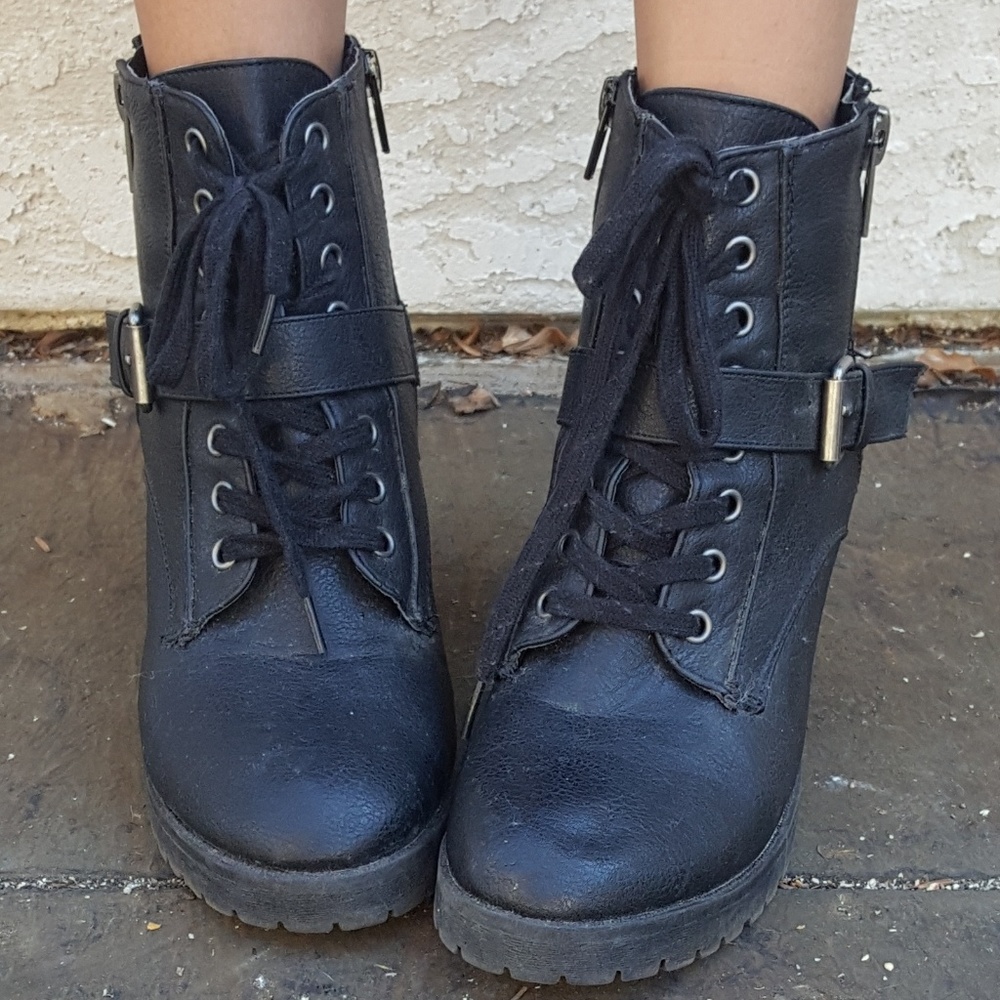 BLACK LEATHER BOOTIES