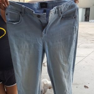 LIGHT BLUE SKINNY JEANS