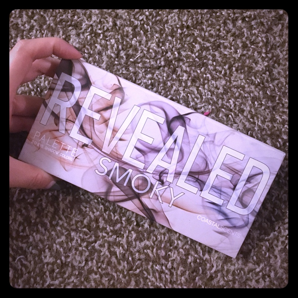 Reveal Smokey eyeshadow palette