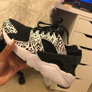 LIKE NEW NIKE HUARACHES!!! 😍