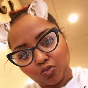 Meet your Posher, Dina