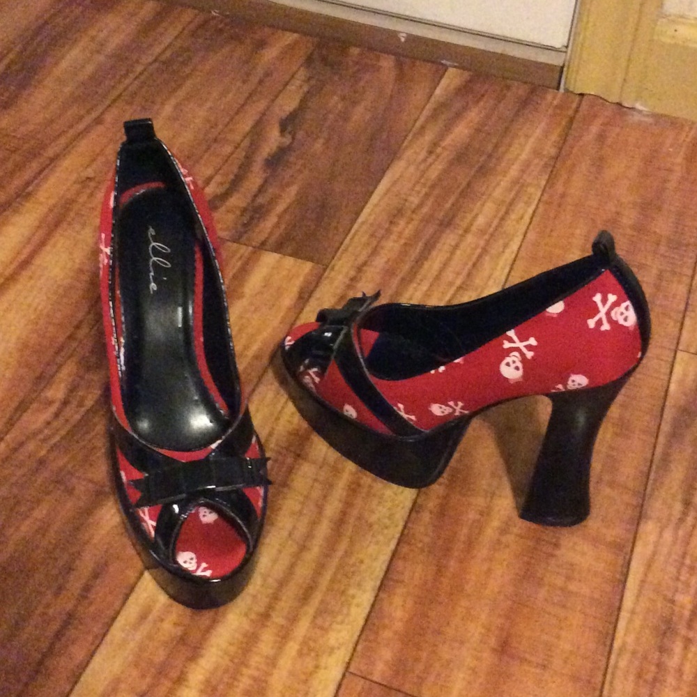 Ellie goth heels