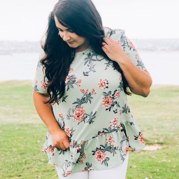 ❗️CLOSING SALE❗️Sage Bubble Hem Floral Top - Picture 3 of 4