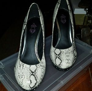 NEW! Torrid Snakeskin Heels w/Studs - Size 9W