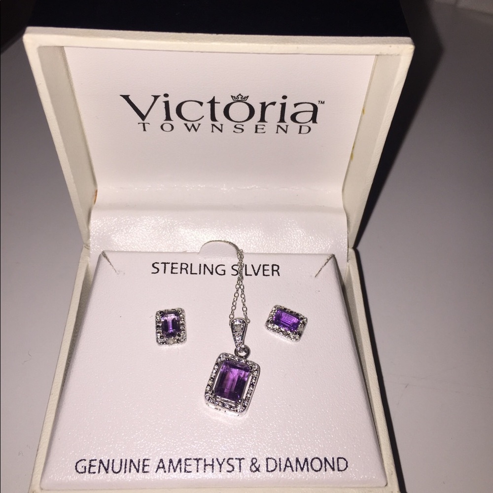 Earrings and necklace set