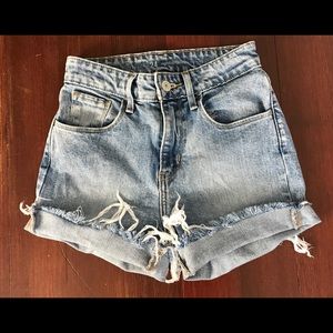 💥FLASH SALE Levi's High Waisted Jean Shorts- 24 ✨