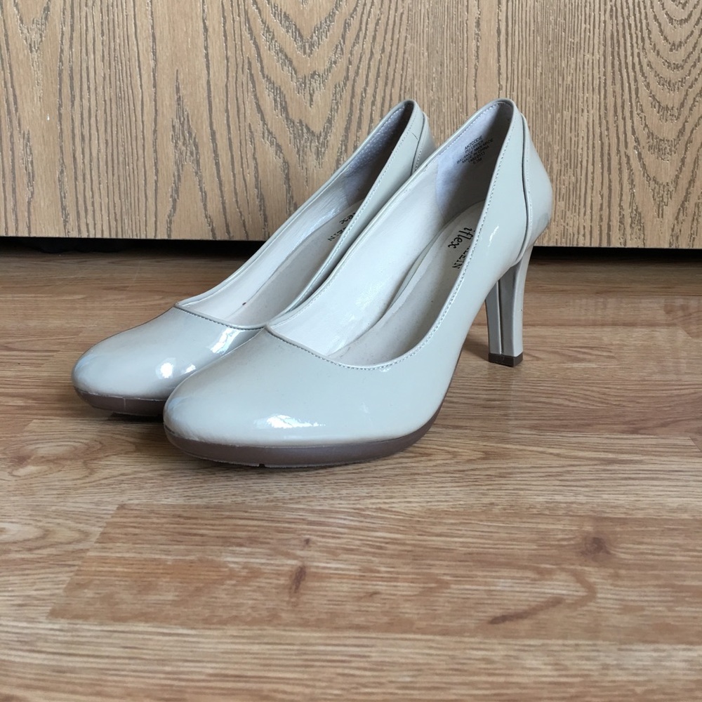 AK Anne Klein Nude Pumps