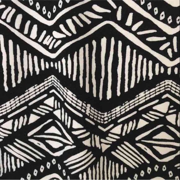 Patterned tight fitting dress - Picture 2 of 3