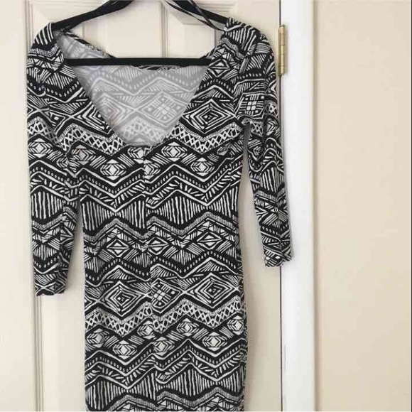 Patterned tight fitting dress - Picture 3 of 3