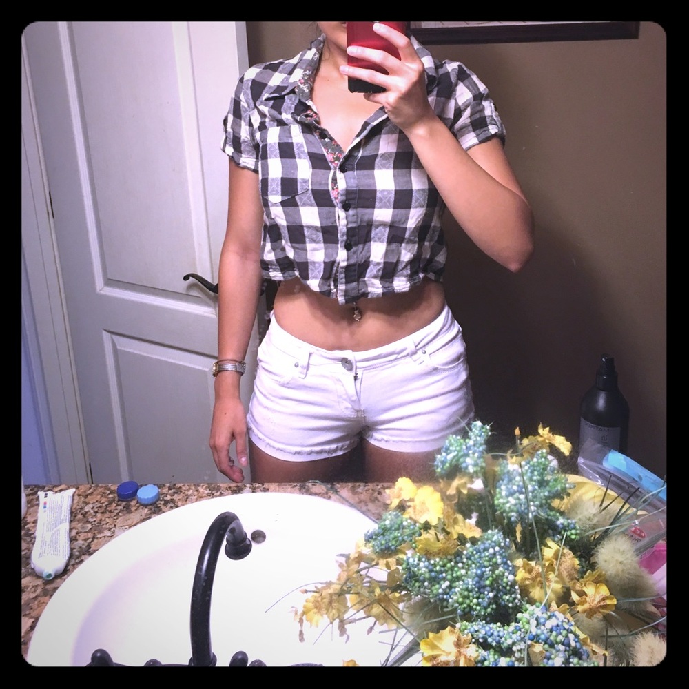 Black/white plaid crop top! 🤠