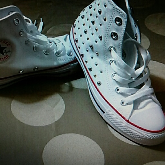 Hold Womens converse white studded size 9 NWOT - Picture 2 of 3