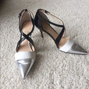 Ivanka Trump blk/wht/slvr cross strap pump
