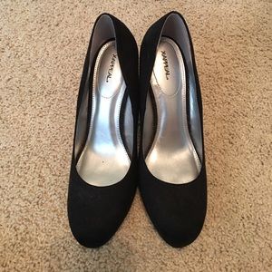 Black pumps