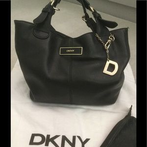 CLOSET CLOSING 6/28. DKNY Handbag