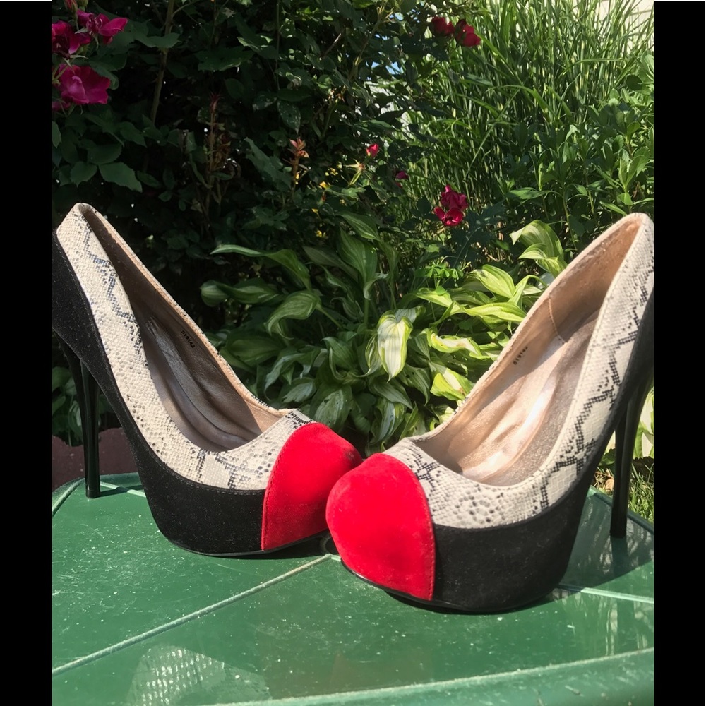 Black/snakeskin/red closed toe pumps