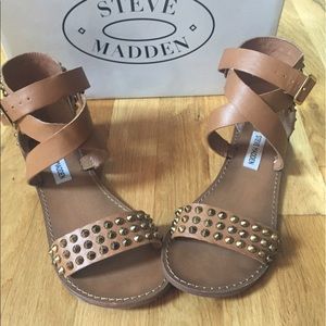 STEVE MADDEN Buddies Brown Sandals Gold Studs 6.5