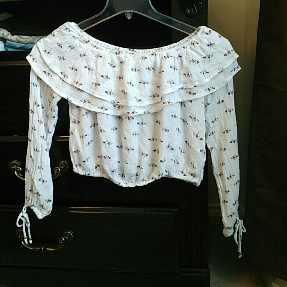 Abercrombie & Fitch White Patterened Crop