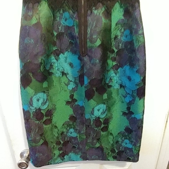 Beautiful dress - Picture 3 of 3