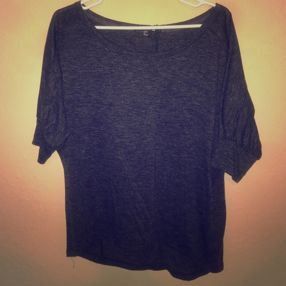 Quarter sleeve top w/ back buttons