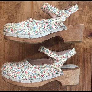 VINTAGE Floral wooden clogs