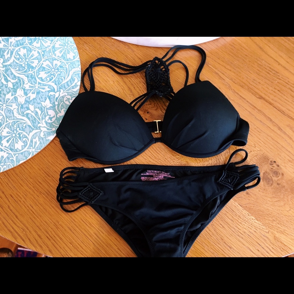 Black VS bikini