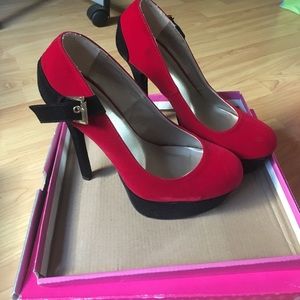 🇺🇸🌟Classic Red & Black Velvet Pumps 👠🌟🇺🇸