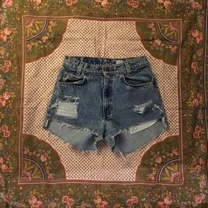 Levi 550 high waisted jean shorts