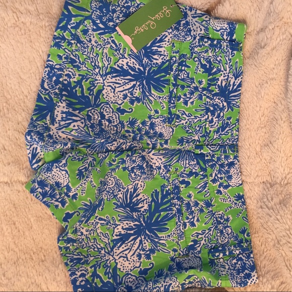 Lilly Pulitzer Walsh Short Biggest Fan Print - Picture 2 of 5