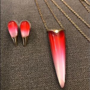 Beautiful statement necklace!