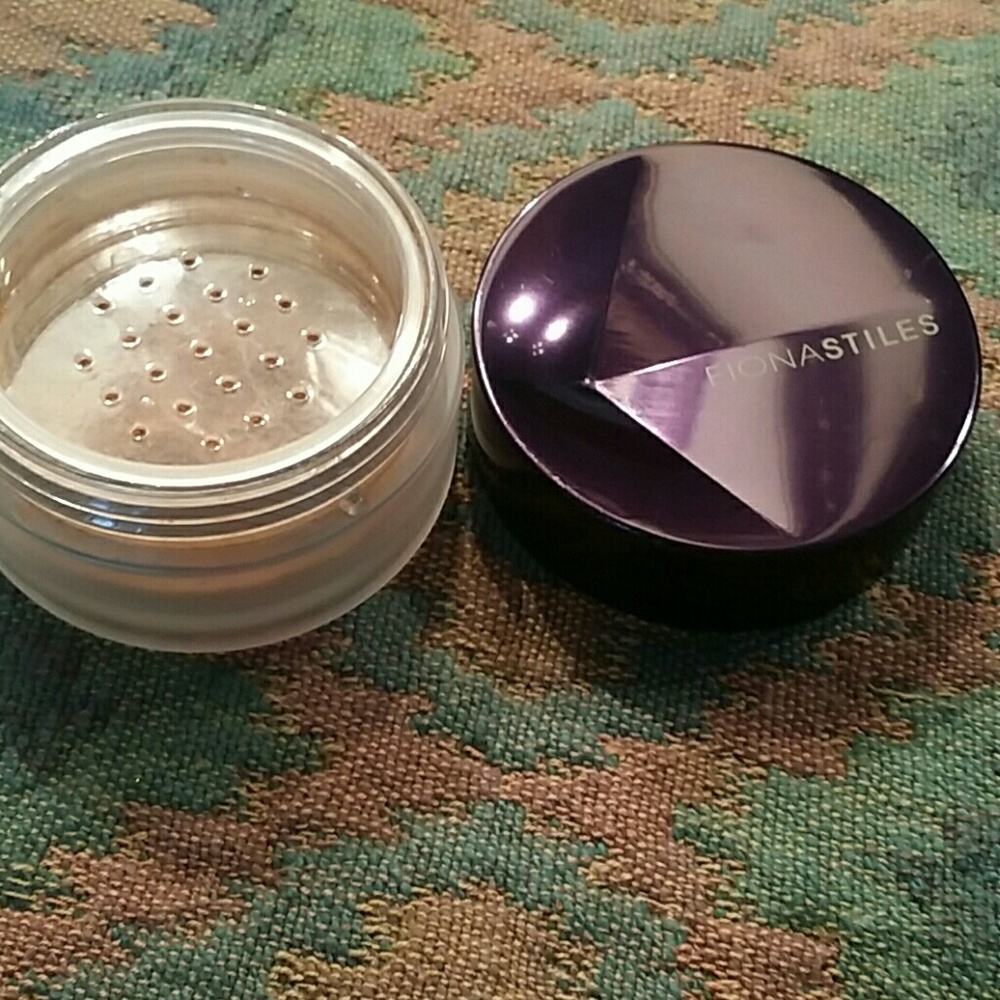 Fiona Stiles Loose Setting Powder* Miramar*