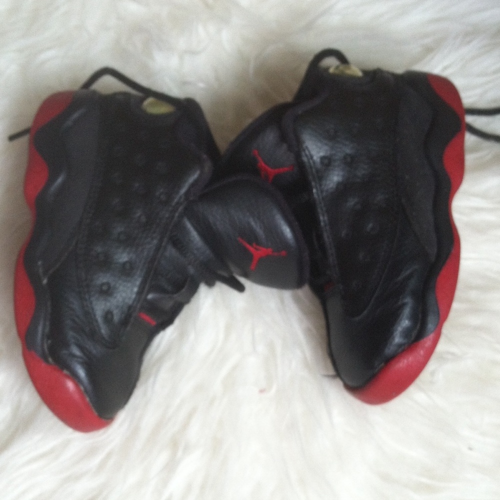 Jordán 13s, toddler 7c, black and red.