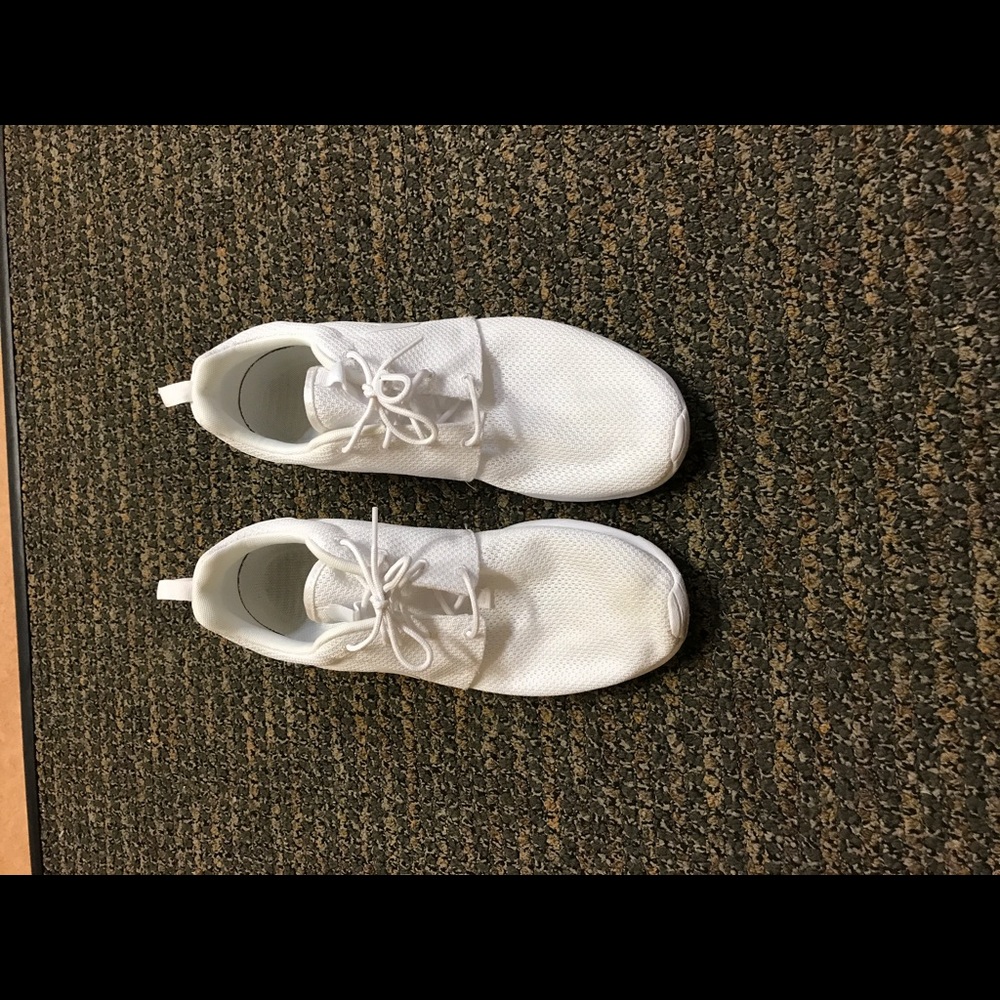 White nike roshes