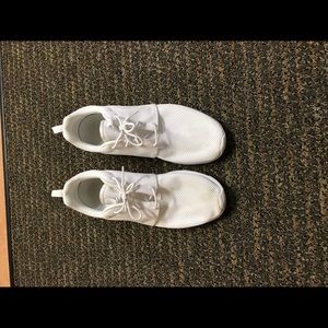 White nike roshes