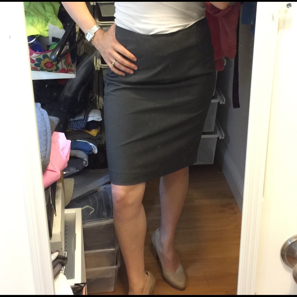 GREY PENCIL SKIRT. HALOGEN. Size 6p Like new 👌🏻