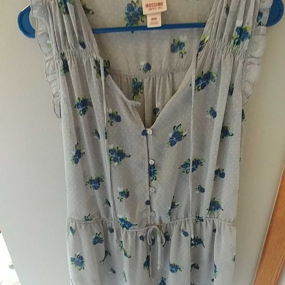 Chiffon type sleeveless blouse.